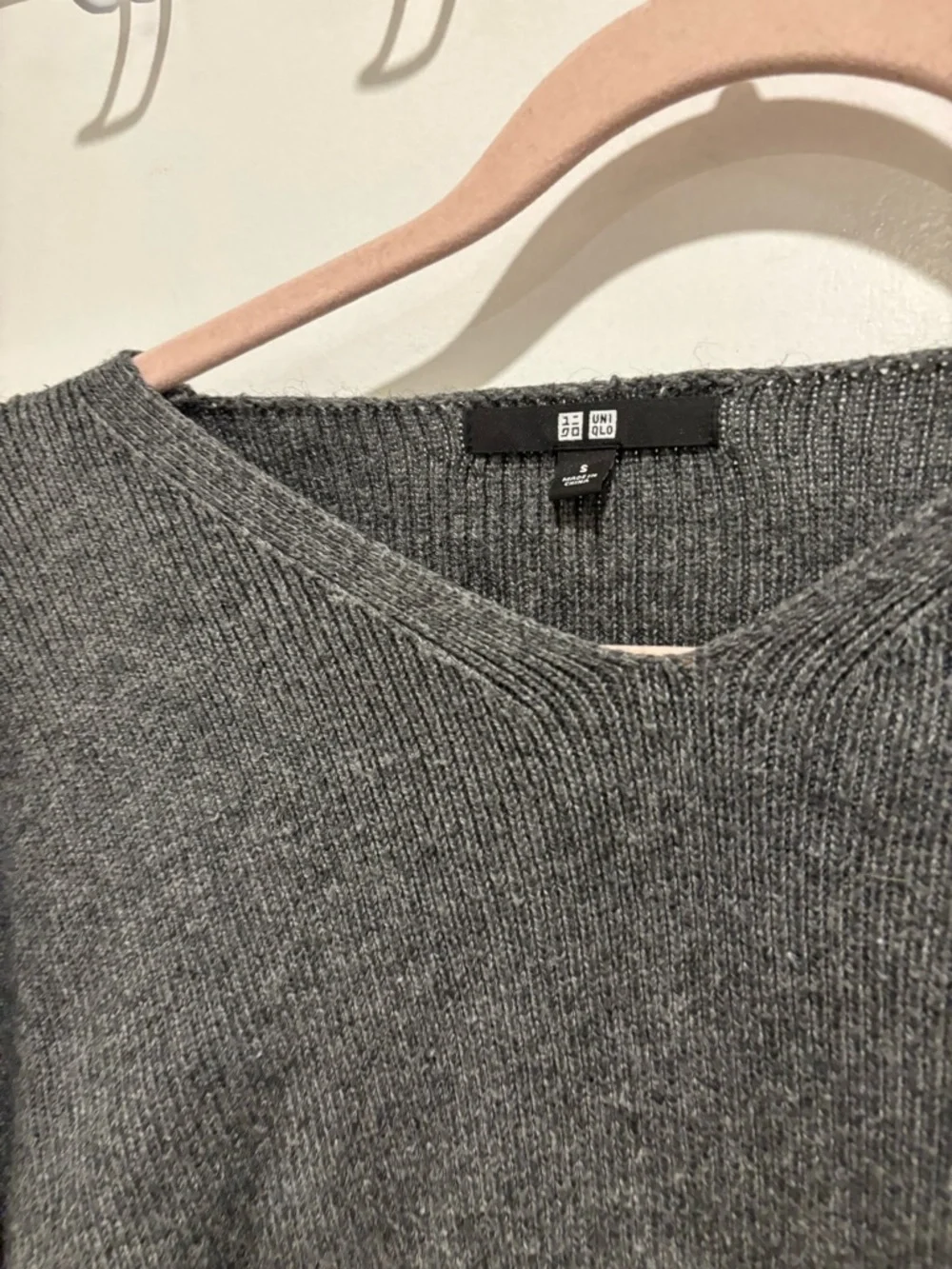 Uniqlo Gray V-Neck Knit Sweater - Picture 4 of 6